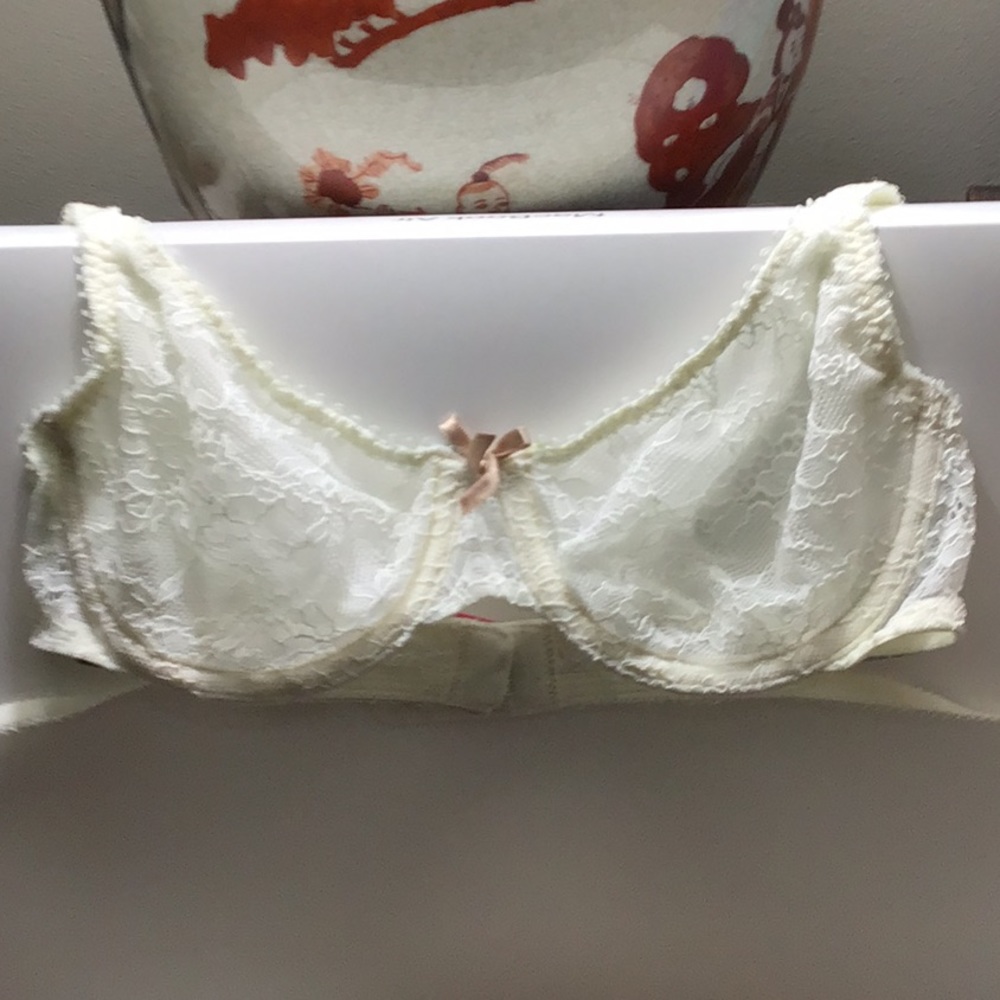 Lacey Cream colored bra 32B underwire